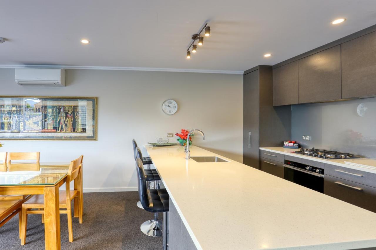 Marsden Lake Resort Central Otago Cromwell Zewnętrze zdjęcie A modern kitchen