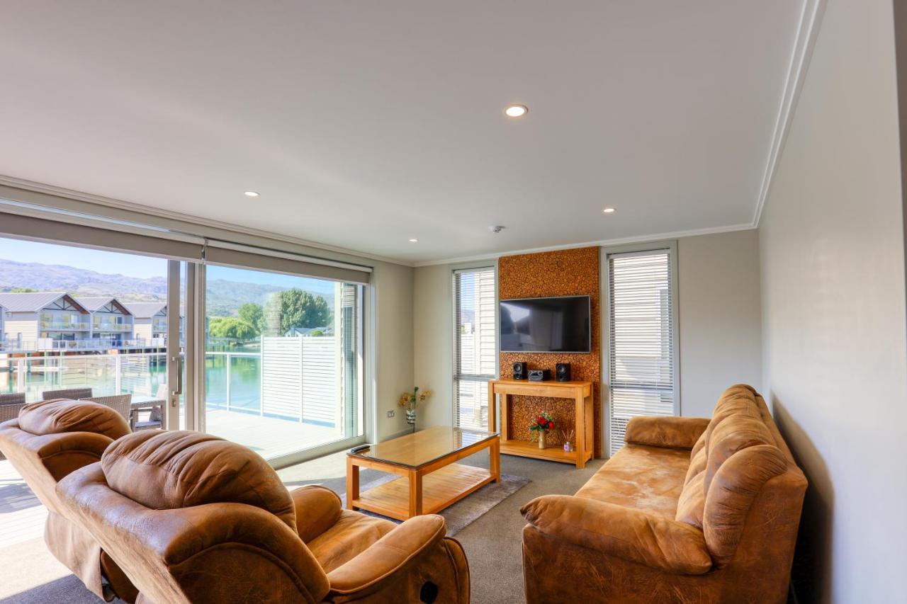 Marsden Lake Resort Central Otago Cromwell Zewnętrze zdjęcie A living room in a typical apartment at the hotel