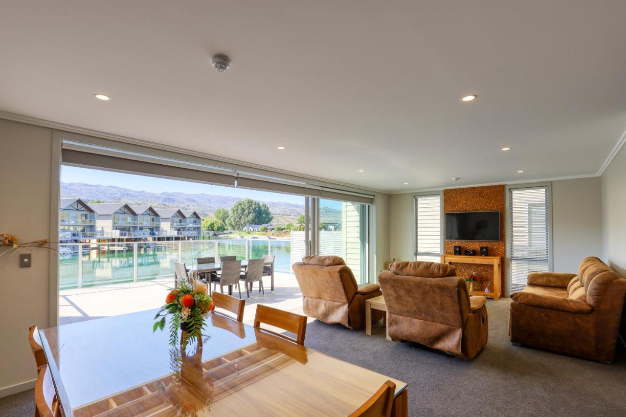 Marsden Lake Resort Central Otago Cromwell Zewnętrze zdjęcie A living room in a typical apartment at The Lakes Resort