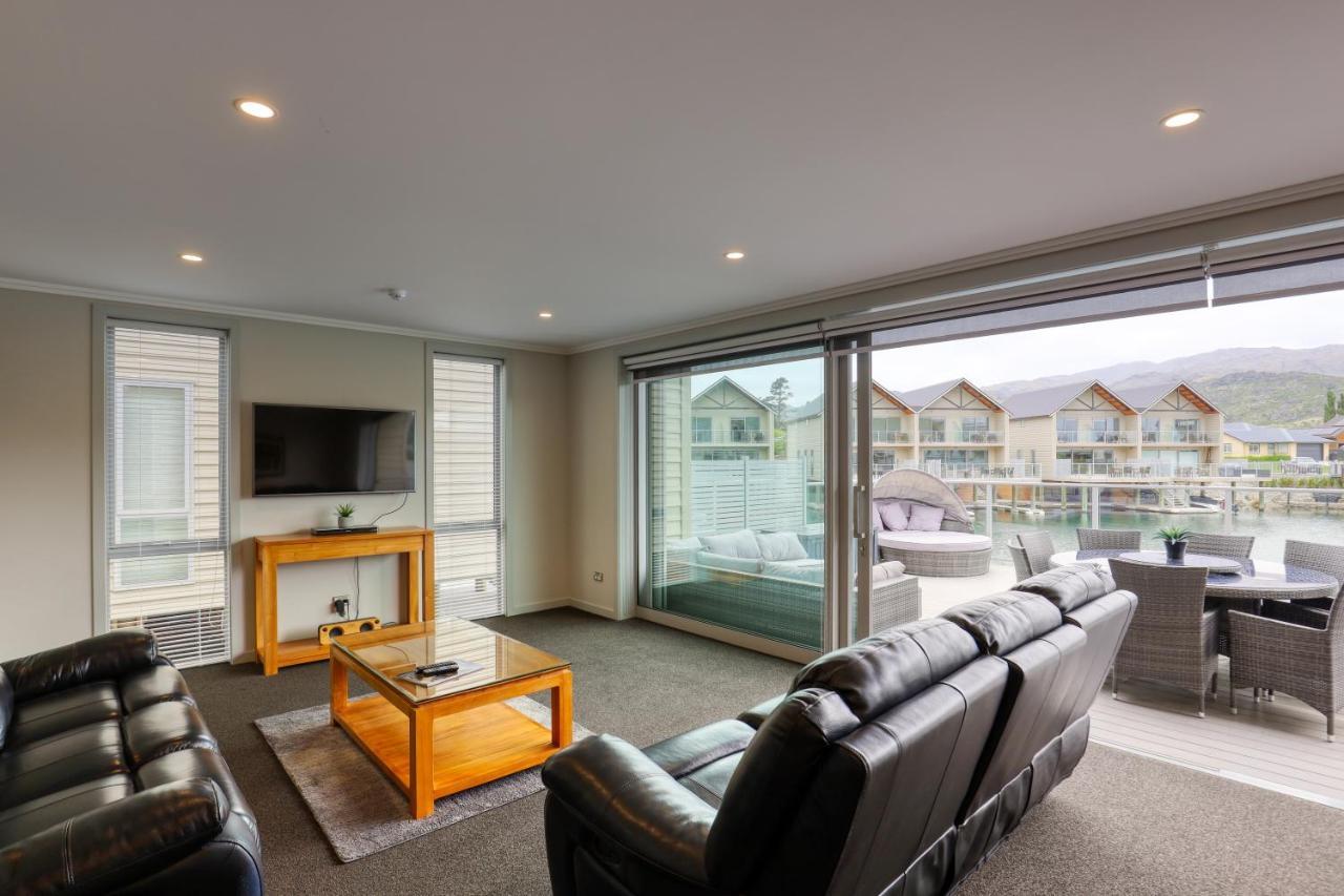 Marsden Lake Resort Central Otago Cromwell Zewnętrze zdjęcie Living room with sliding doors