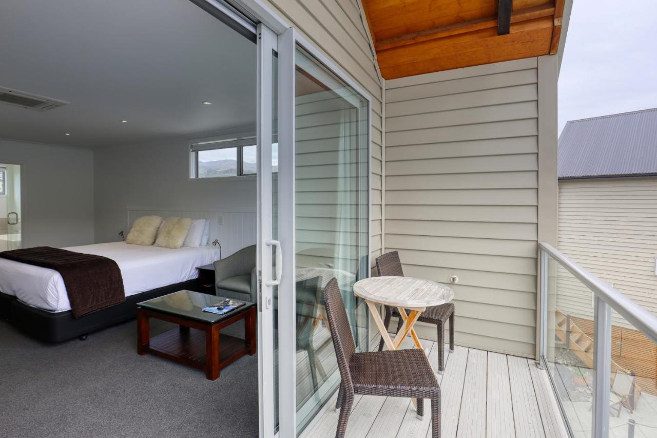 Marsden Lake Resort Central Otago Cromwell Zewnętrze zdjęcie A balcony in a hotel room