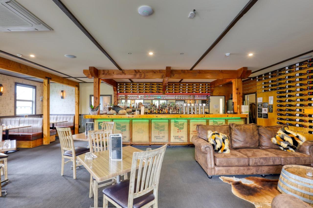 Marsden Lake Resort Central Otago Cromwell Zewnętrze zdjęcie The bar at the restaurant