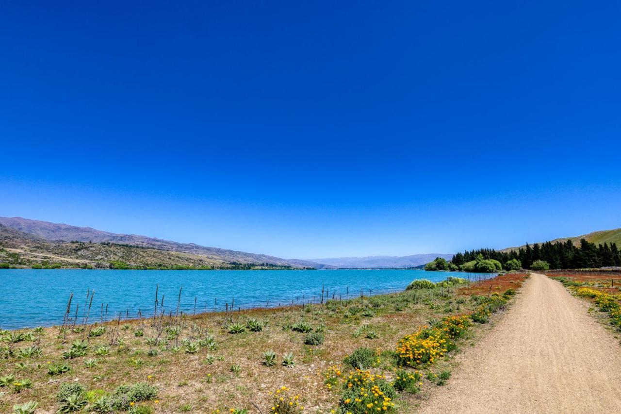 Marsden Lake Resort Central Otago Cromwell Zewnętrze zdjęcie View of the lake from the shore